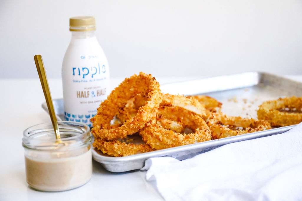 Oven Baked Onion Rings with Spicy Dipping Sauce